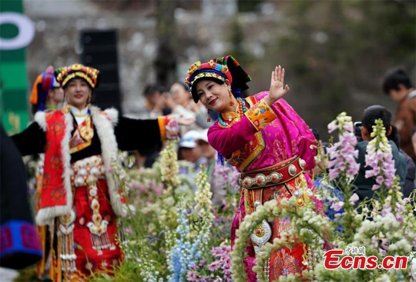 Evento de moda apresenta trajes étnicos coloridos em Sichuan