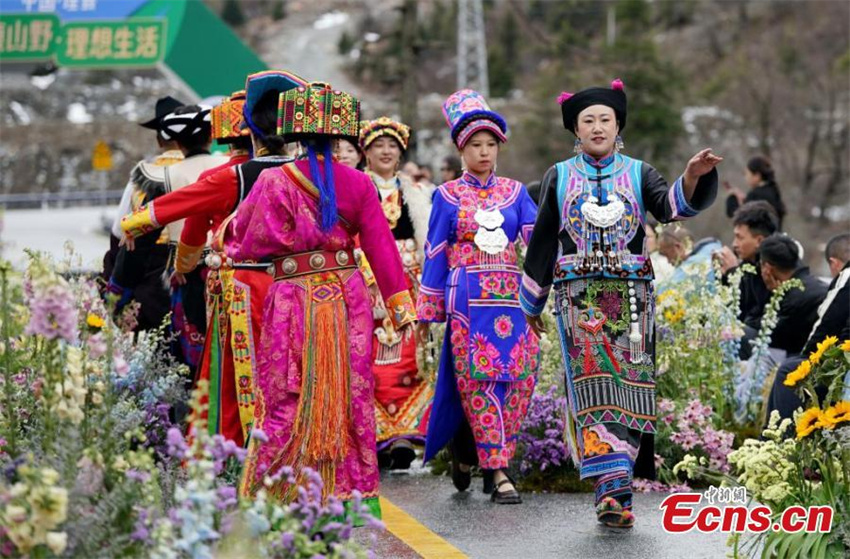 Evento de moda apresenta trajes étnicos coloridos em Sichuan