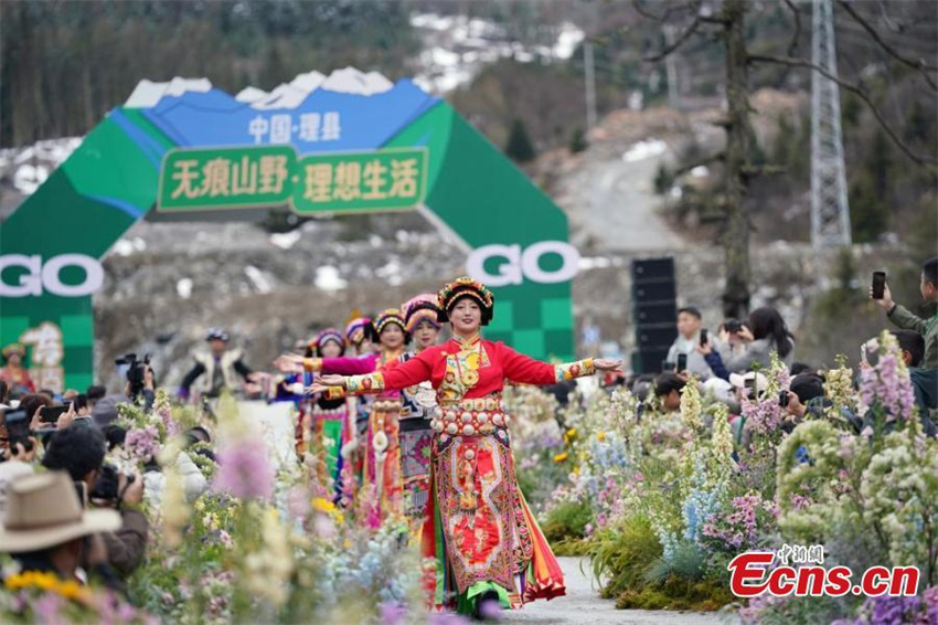 Evento de moda apresenta trajes étnicos coloridos em Sichuan