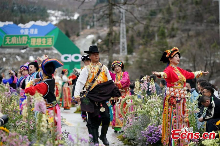 Evento de moda apresenta trajes étnicos coloridos em Sichuan