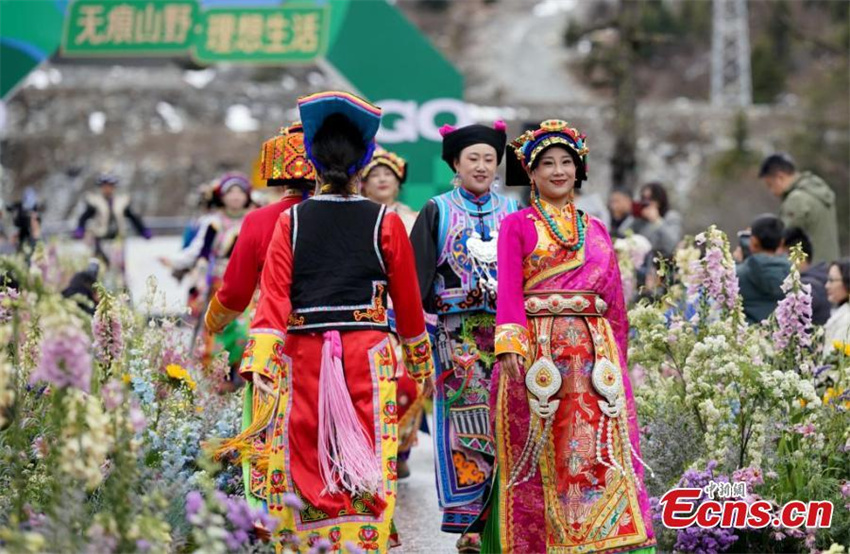 Evento de moda apresenta trajes étnicos coloridos em Sichuan