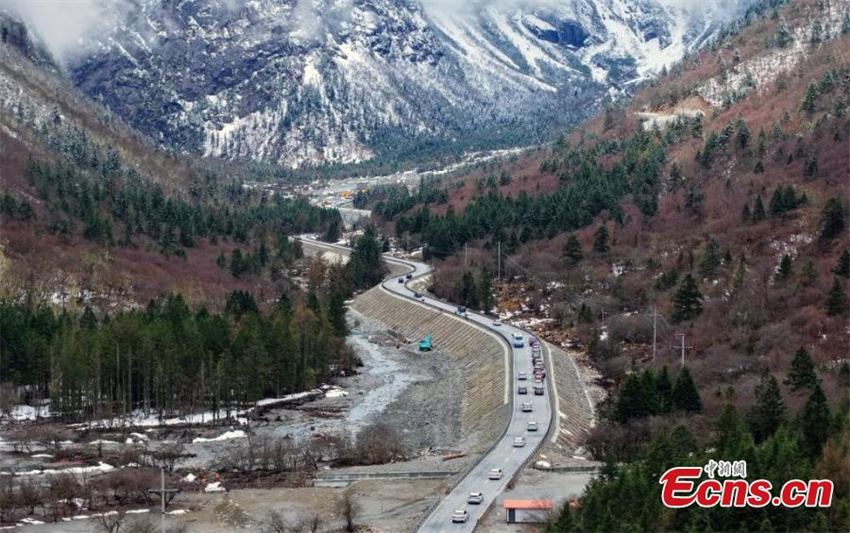 Estrada sinuosa de 95km conecta pontos turísticos famosos em Sichuan