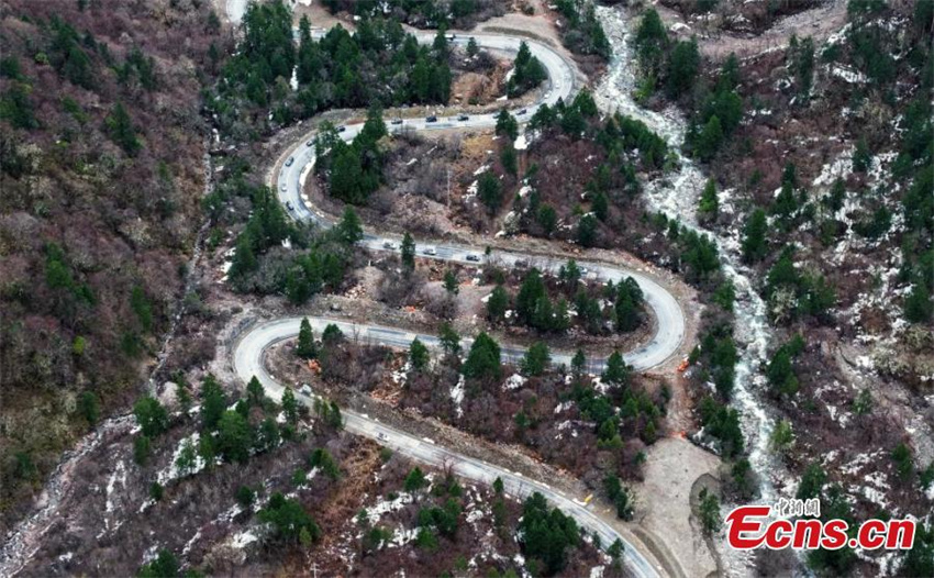 Estrada sinuosa de 95km conecta pontos turísticos famosos em Sichuan