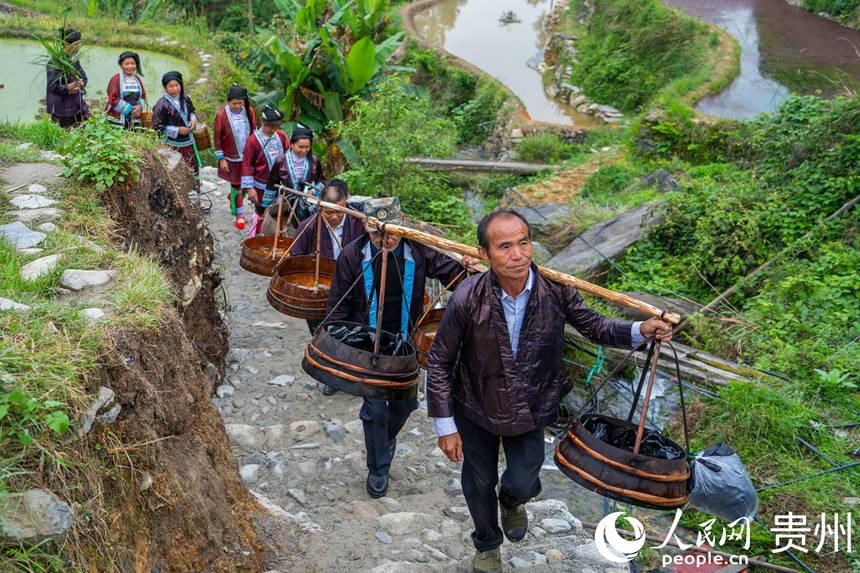 Guizhou: cerim?nia tradicional assinala início da colheita nos arrozais de Jiabang