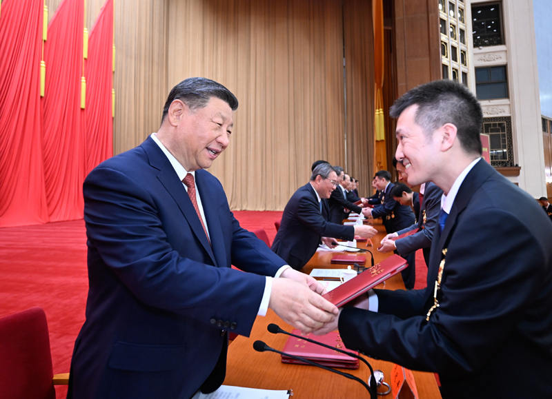 Xi Jinping destaca uni?o de for?as dos trabalhadores para revitaliza??o da na??o chinesa