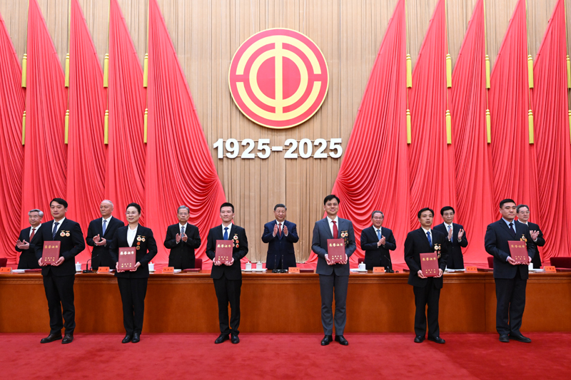 Xi Jinping destaca uni?o de for?as dos trabalhadores para revitaliza??o da na??o chinesa