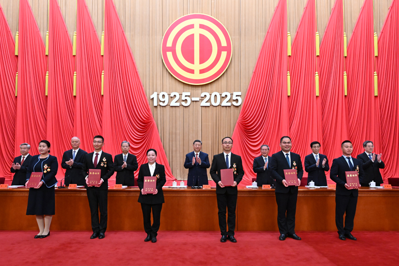 Xi Jinping destaca uni?o de for?as dos trabalhadores para revitaliza??o da na??o chinesa