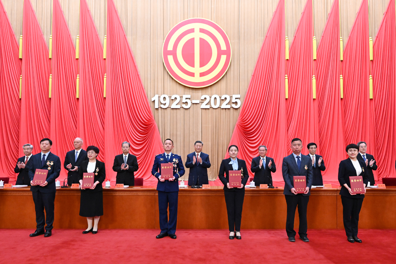 Xi Jinping destaca uni?o de for?as dos trabalhadores para revitaliza??o da na??o chinesa