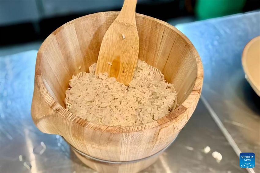 Estudantes chineses cozinham prato de arroz de 2.000 anos baseado em manuscrito antigo