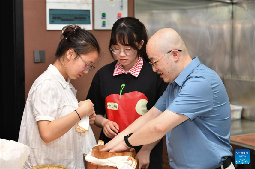 Estudantes chineses cozinham prato de arroz de 2.000 anos baseado em manuscrito antigo