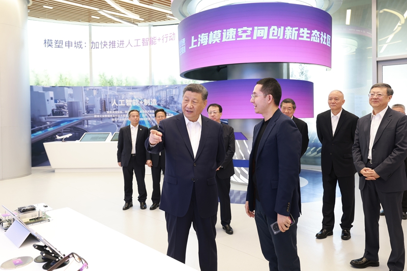Xi Jinping inspeciona incubadora de grandes modelos em Shanghai, ressaltando as ambi??es de IA da China