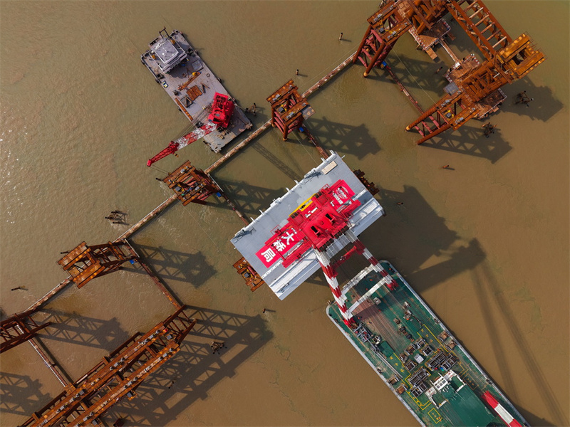 Ponte Wanlong: instalada primeira sec??o da viga de a?o da maior ponte suspensa auto-ancorada do mundo