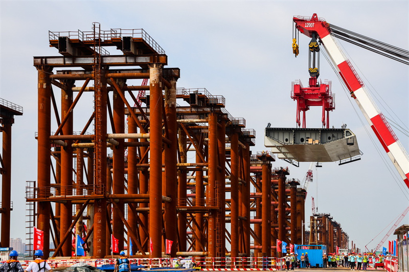 Ponte Wanlong: instalada primeira sec??o da viga de a?o da maior ponte suspensa auto-ancorada do mundo