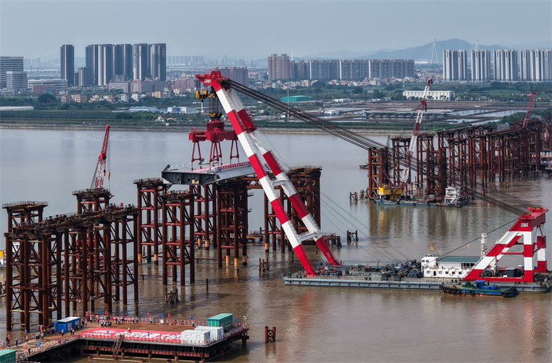 Ponte Wanlong: instalada primeira sec??o da viga de a?o da maior ponte suspensa auto-ancorada do mundo