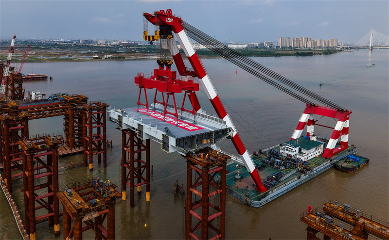 Ponte Wanlong: instalada primeira sec??o da viga de a?o da maior ponte suspensa auto-ancorada do mundo