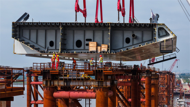 Ponte Wanlong: instalada primeira sec??o da viga de a?o da maior ponte suspensa auto-ancorada do mundo