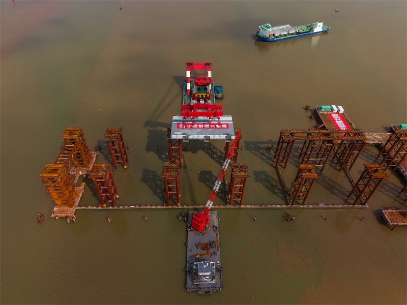 Ponte Wanlong: instalada primeira sec??o da viga de a?o da maior ponte suspensa auto-ancorada do mundo