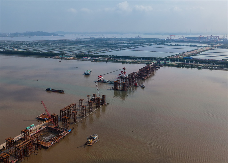 Ponte Wanlong: instalada primeira sec??o da viga de a?o da maior ponte suspensa auto-ancorada do mundo