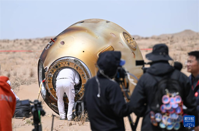 Cápsula de retorno da Shenzhou-19 pousa e astronautas todos est?o s?os