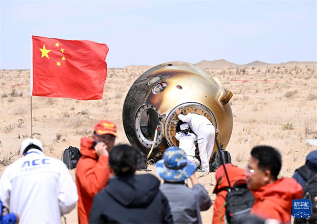 Cápsula de retorno da Shenzhou-19 pousa e astronautas todos est?o s?os
