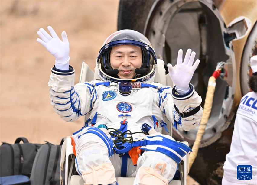Todos os astronautas da Shenzhou-19 saem da cápsula de retorno em boas condi??es físicas