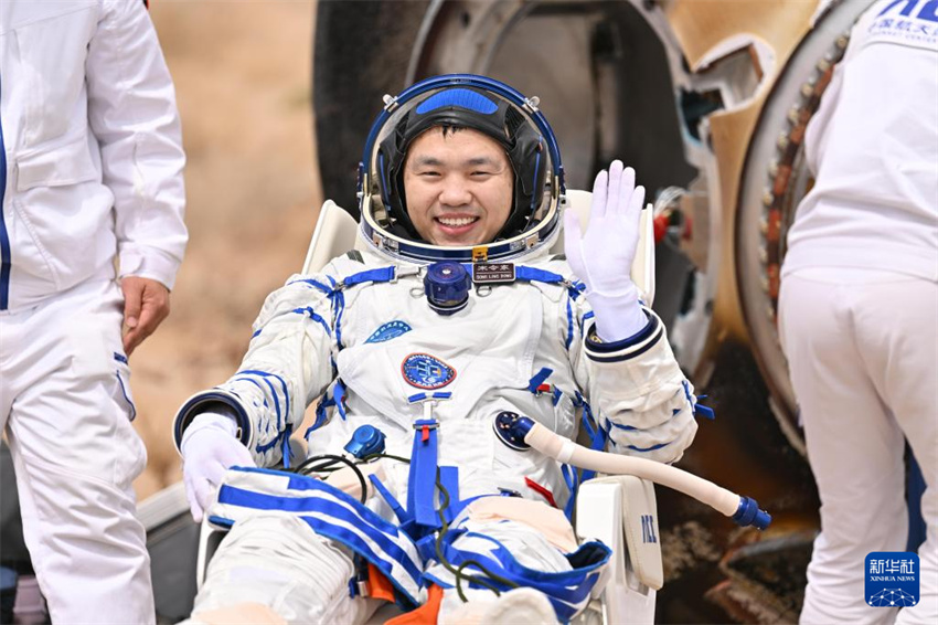 Todos os astronautas da Shenzhou-19 saem da cápsula de retorno em boas condi??es físicas