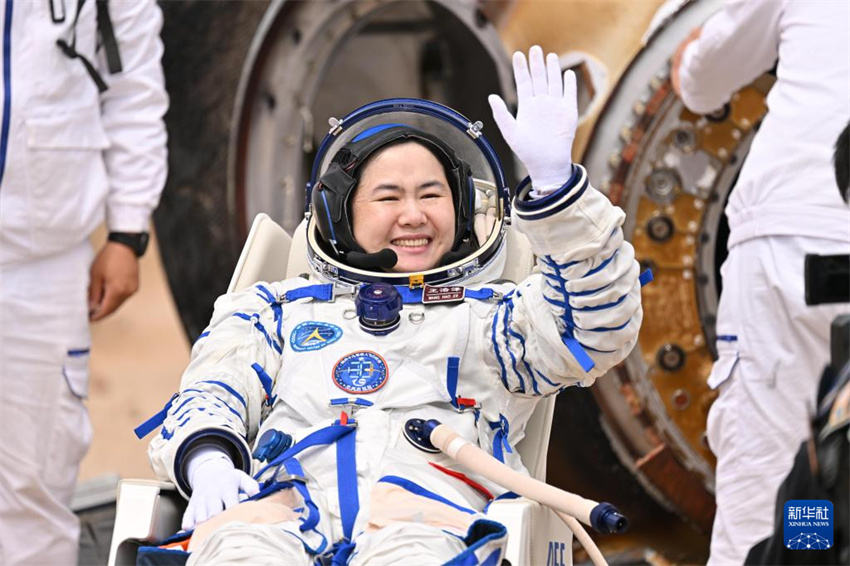 Todos os astronautas da Shenzhou-19 saem da cápsula de retorno em boas condi??es físicas