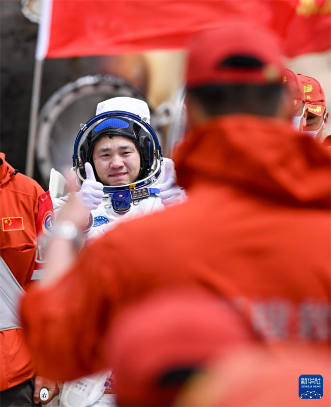 Todos os astronautas da Shenzhou-19 saem da cápsula de retorno em boas condi??es físicas