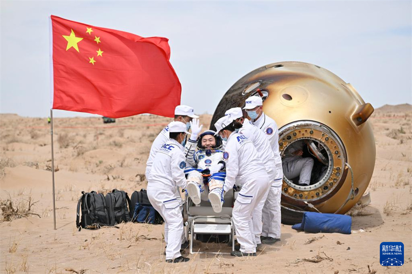 Todos os astronautas da Shenzhou-19 saem da cápsula de retorno em boas condi??es físicas