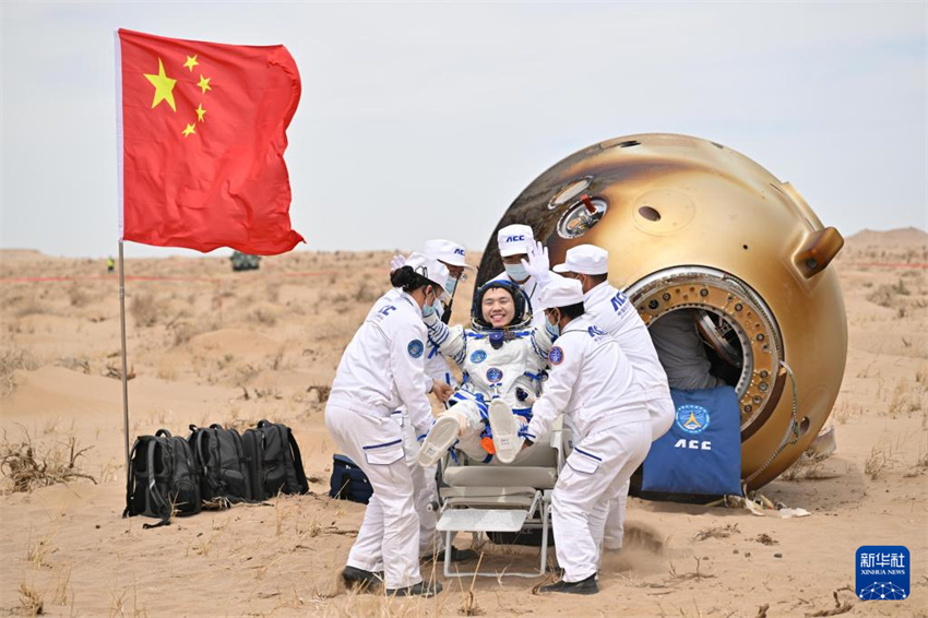 Todos os astronautas da Shenzhou-19 saem da cápsula de retorno em boas condi??es físicas