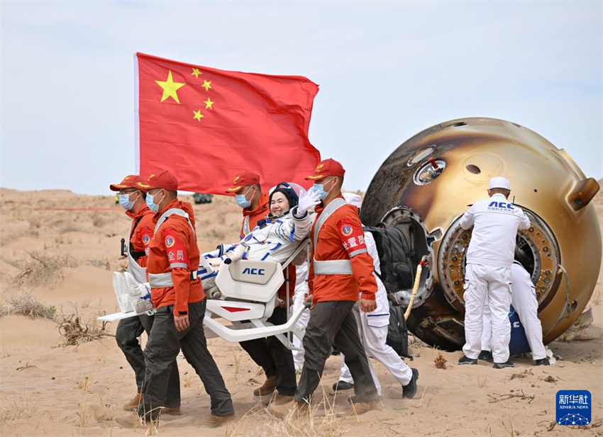 Todos os astronautas da Shenzhou-19 saem da cápsula de retorno em boas condi??es físicas