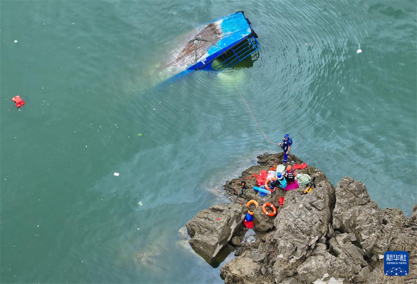 Emborcamento de embarca??es deixa 10 mortos no sudoeste da China