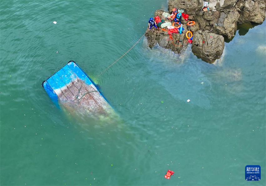 Emborcamento de embarca??es deixa 10 mortos no sudoeste da China