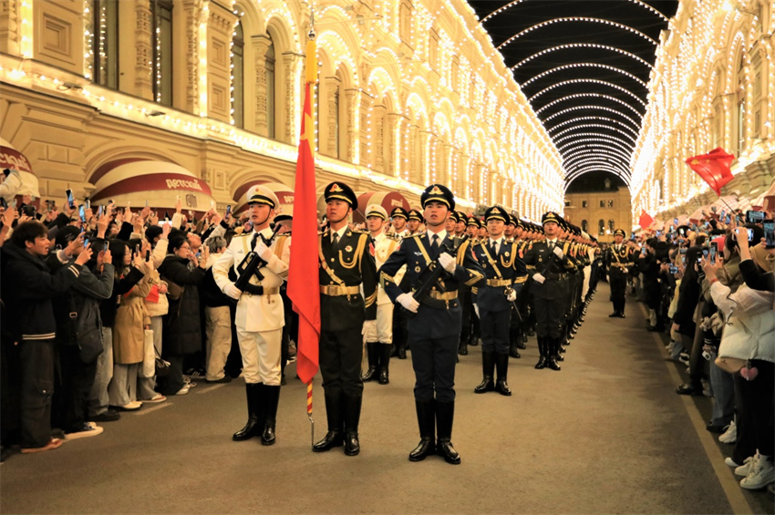 Guarda de Honra do Exército de Liberta??o Popular da China fez uma impressionante apari??o em Moscou