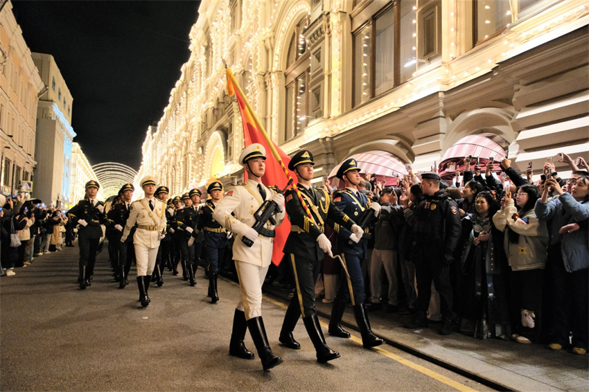 Guarda de Honra do Exército de Liberta??o Popular da China fez uma impressionante apari??o em Moscou