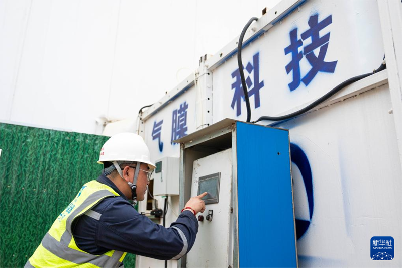 Visita aos primeiros cinco armazéns de gr?os com estrutura de membrana de ar de 9.000 toneladas na China