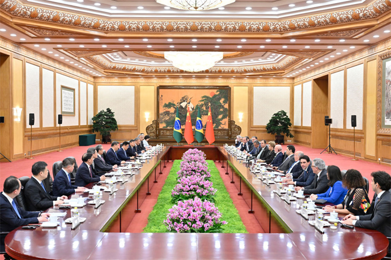 Xi Jinping realiza conversa com o presidente brasileiro