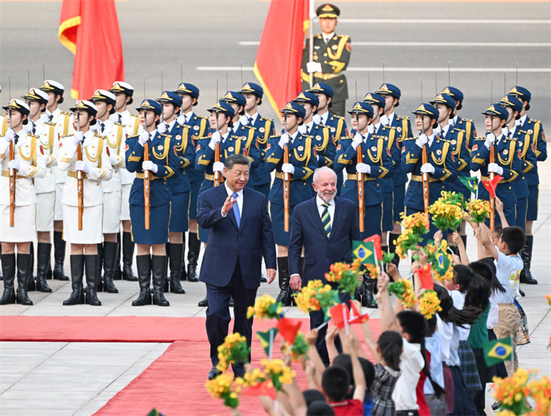 Xi Jinping realiza conversa com o presidente brasileiro