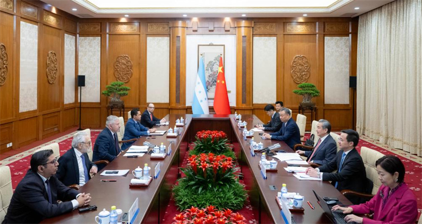 Chanceler chinês reúne-se com homólogos de países da América Latina e do Caribe