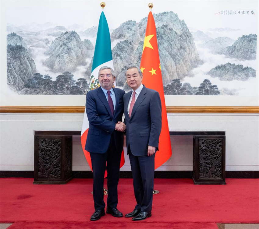 Chanceler chinês reúne-se com homólogos de países da América Latina e do Caribe