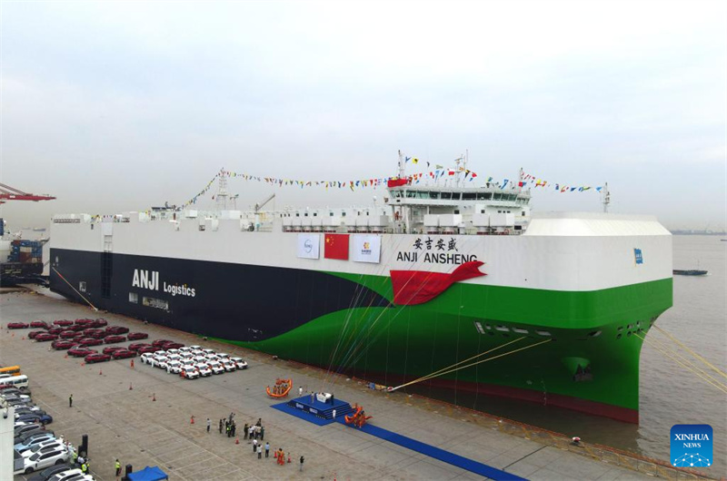 9500 vagas: maior navio de transporte de carros do mundo parte de Shanghai rumo à Europa