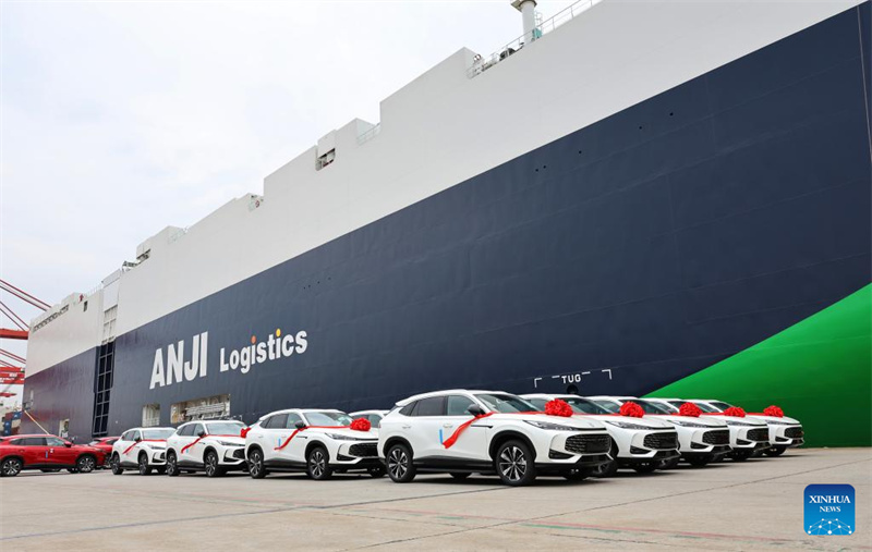 9500 vagas: maior navio de transporte de carros do mundo parte de Shanghai rumo à Europa