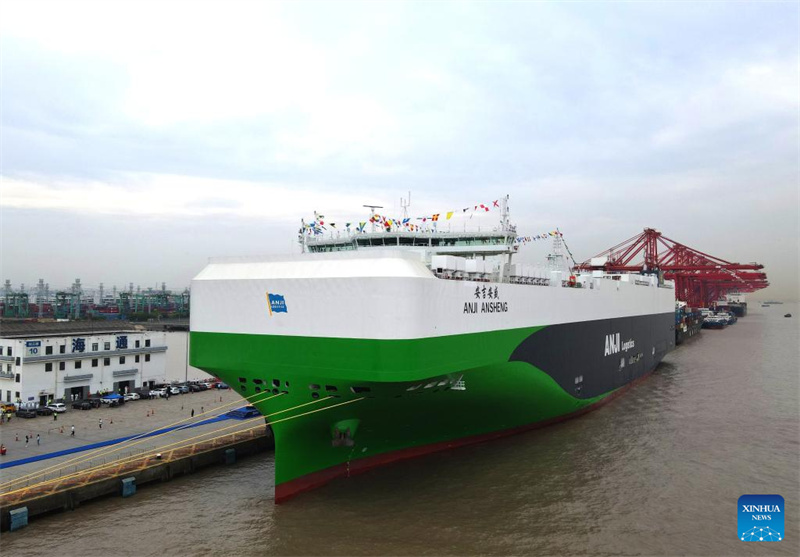 9500 vagas: maior navio de transporte de carros do mundo parte de Shanghai rumo à Europa