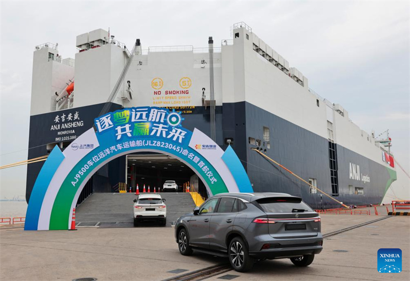 9500 vagas: maior navio de transporte de carros do mundo parte de Shanghai rumo à Europa