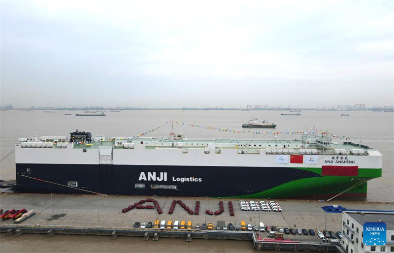 9500 vagas: maior navio de transporte de carros do mundo parte de Shanghai rumo à Europa