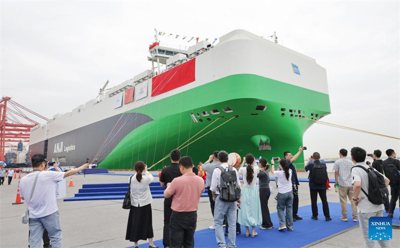 9500 vagas: maior navio de transporte de carros do mundo parte de Shanghai rumo à Europa