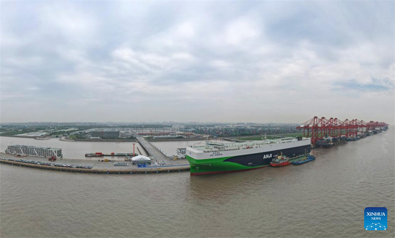 9500 vagas: maior navio de transporte de carros do mundo parte de Shanghai rumo à Europa