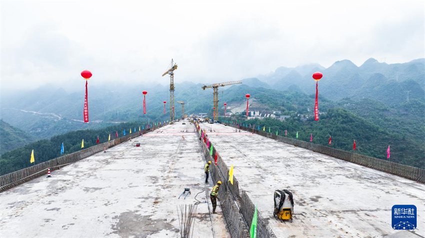 Guizhou: Grande Ponte de Liuzhi na rodovia Nayong-Qinglong é acoplada