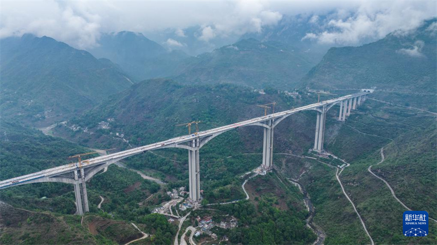 Guizhou: Grande Ponte de Liuzhi na rodovia Nayong-Qinglong é acoplada