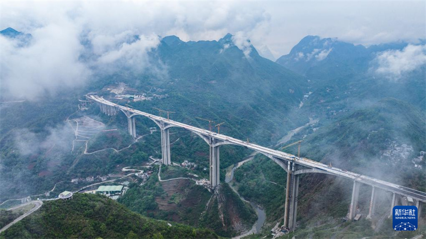 Guizhou: Grande Ponte de Liuzhi na rodovia Nayong-Qinglong é acoplada